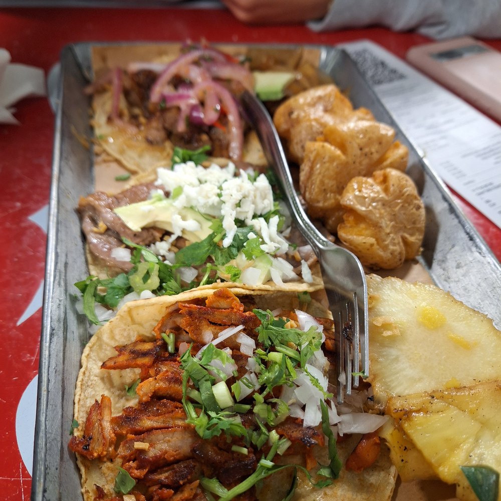 Tacos al pastor con cebolla y cilantro