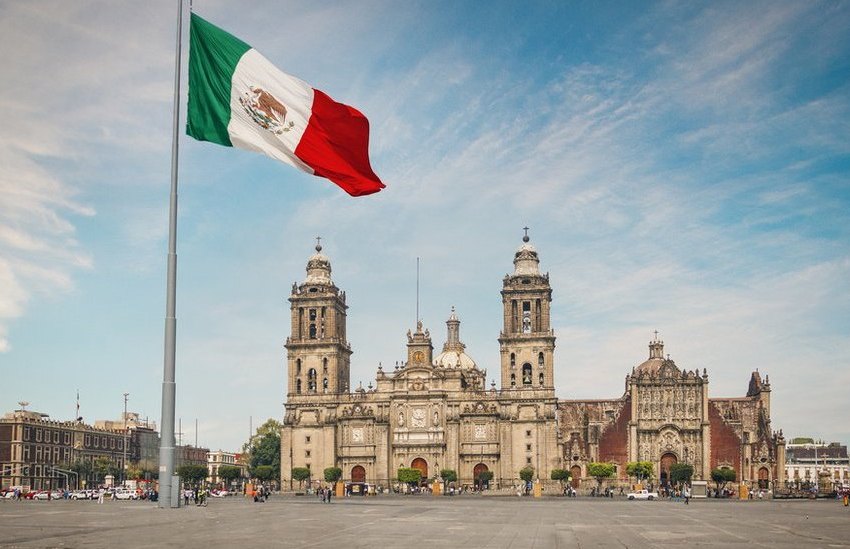 Catedral y bandera en el Zócalo de Ciudad de México