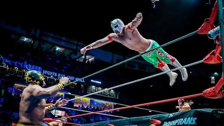Luchador saltando desde la cuerda en la Arena Puebla