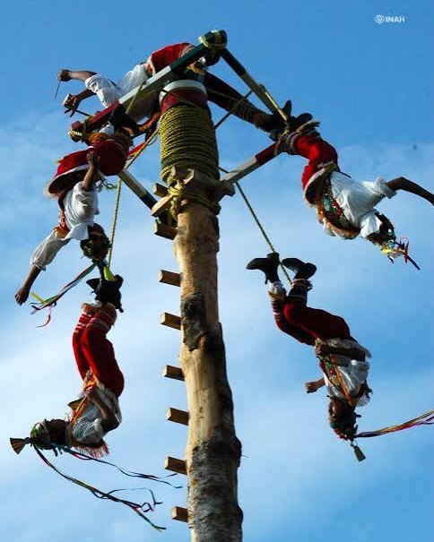 Voladores de Papantla girando desde el palo