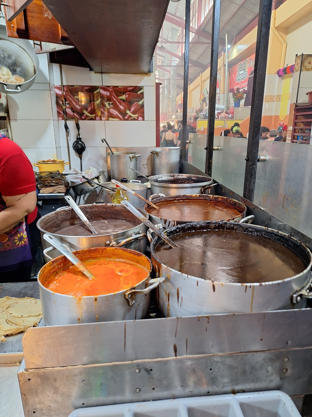 Cazuelas de guisos en un puesto de comida