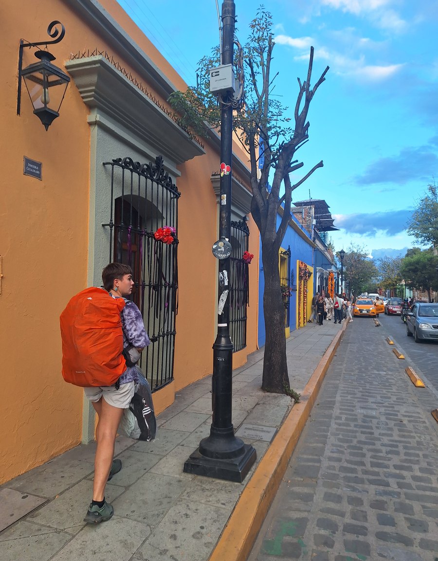 Isa con la mochila por una calle de Oaxaca