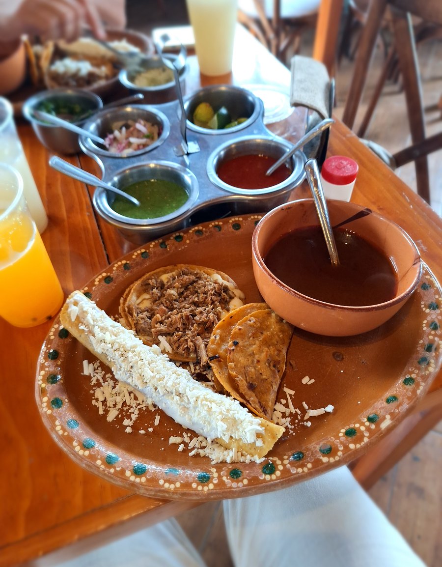 Tacos con salsas en un restaurante mexicano