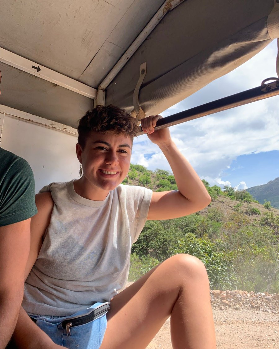 Isa en un autobús con la ventanilla abierta, camino de Oaxaca