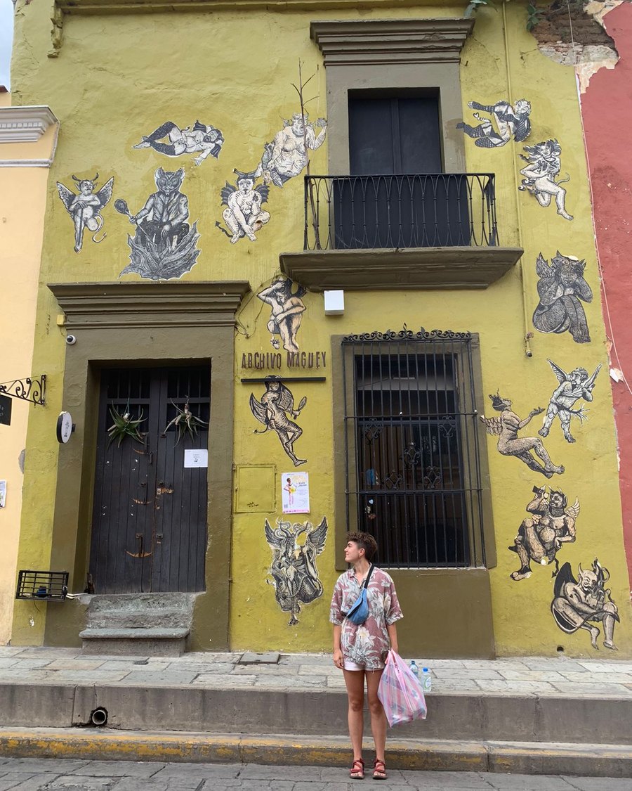 Fachada amarilla con grabados en el centro de Oaxaca
