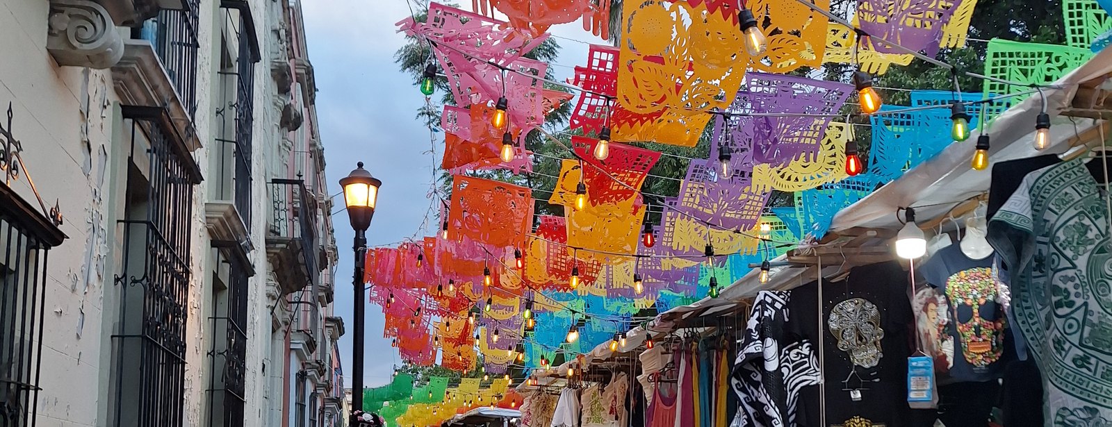 Calle de Oaxaca con papel picado de colores