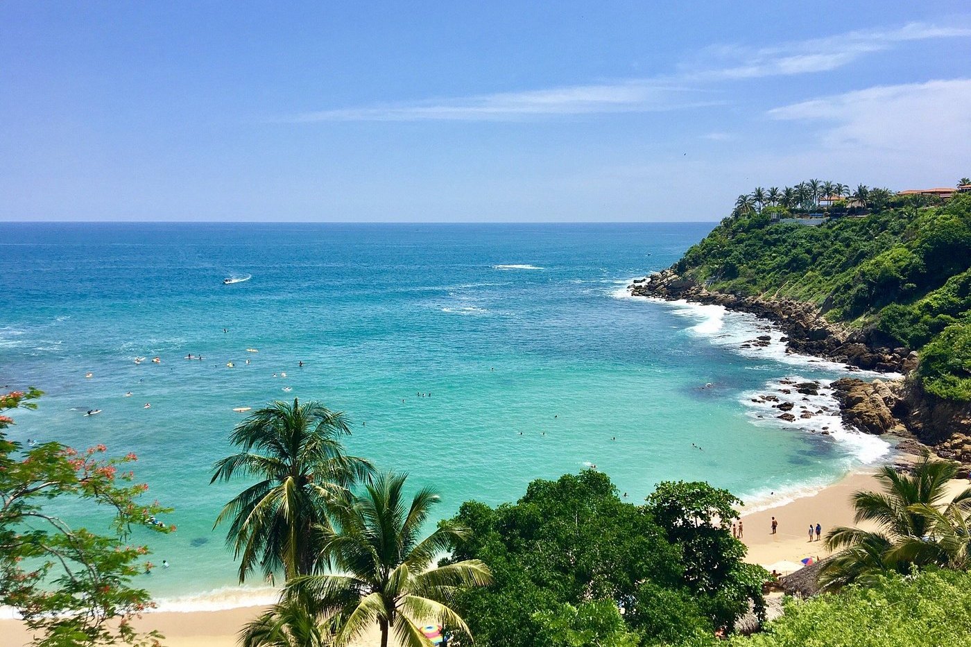 Playa de Puerto Escondido con palmeras y agua turquesa