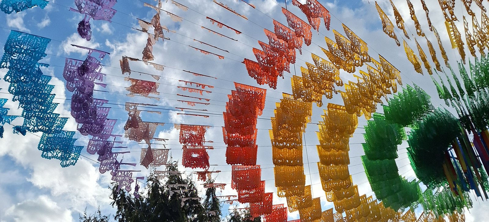 Papel picado de colores sobre una calle de Oaxaca