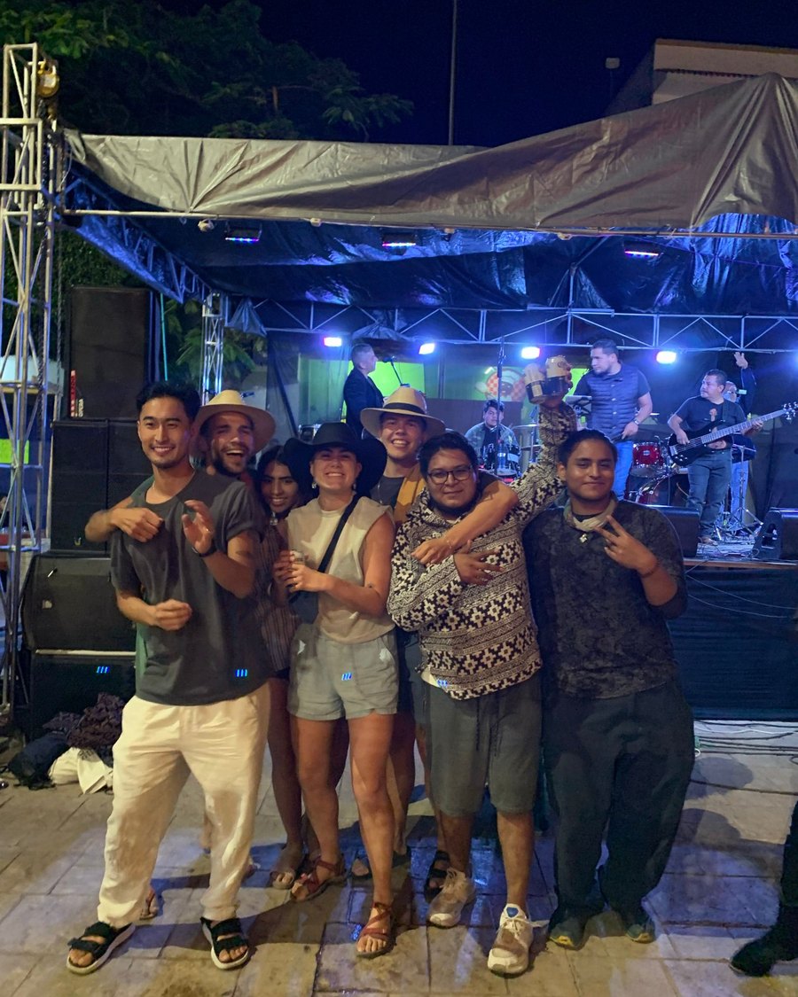 Grupo de amigas y amigos una noche de lucha libre