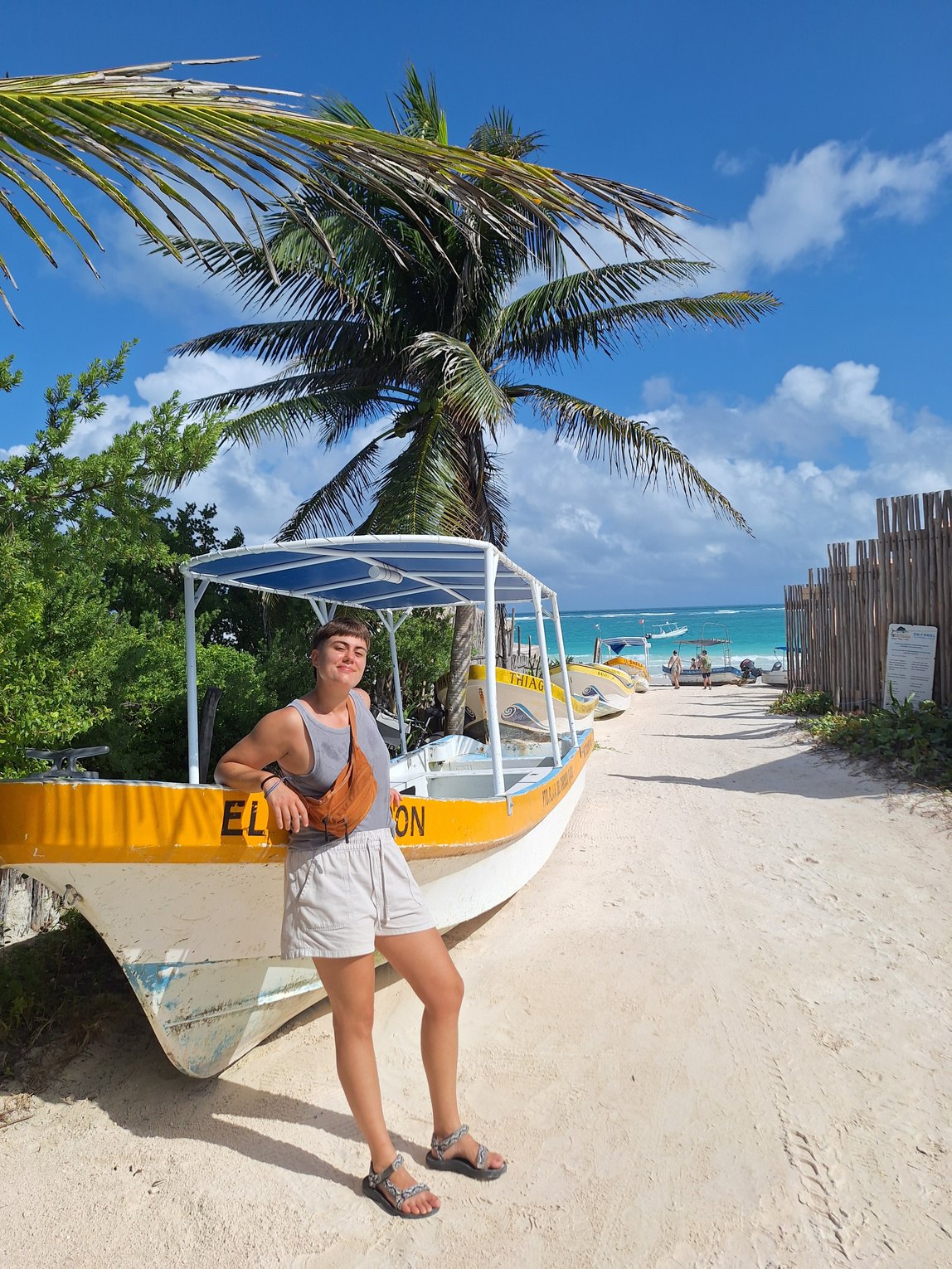 Isa apoyada en una lancha en una playa del Caribe mexicano