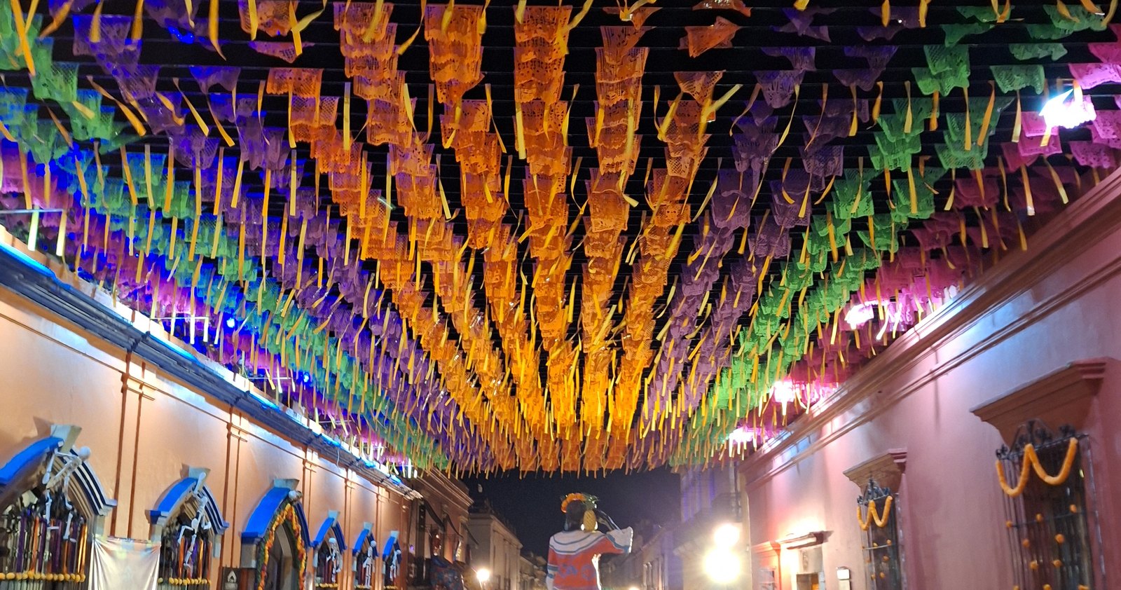 Calle de Oaxaca de noche, cubierta de papel picado